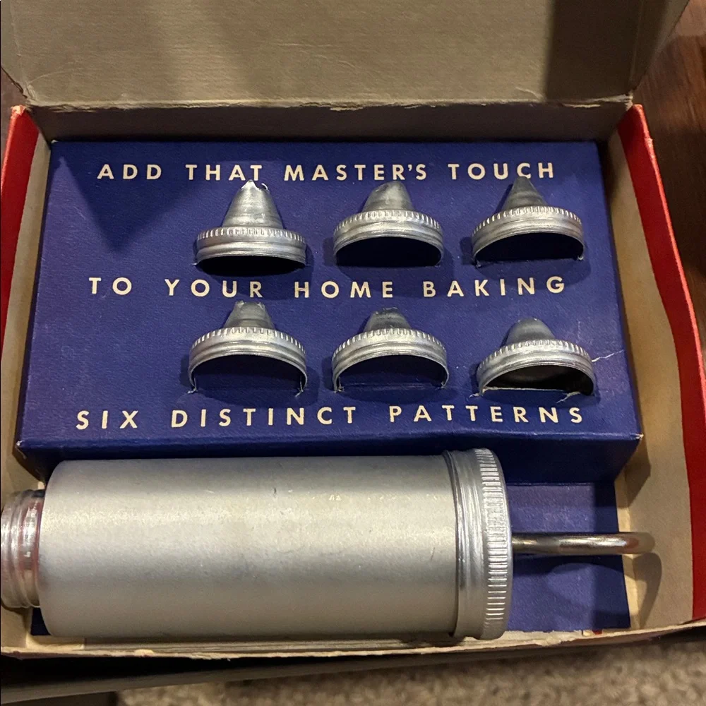 Vintage 1940's CAKE DECORATOR KIT Lorraine Novelty KITCHEN PASTRY TIPS Regulator
